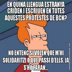 EN QUINA LLENGUA ESTRANYA CRIDEN I ESCRIUEN EN TOTES AQUESTES PROTESTES DE BCN? NO ENTENC SI VOLEN QUE M’HI SOLIDARITZI O QUE PASSI D’ELLS. JA S’HO FARAN...
