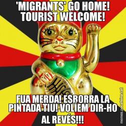 'MIGRANTS' GO HOME! TOURIST WELCOME! FUA MERDA! ESBORRA LA PINTADA TIU! VOLÍEM DIR-HO AL REVÉS!!!