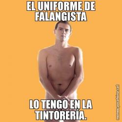 EL UNIFORME DE FALANGISTA LO TENGO EN LA TINTORERÍA.