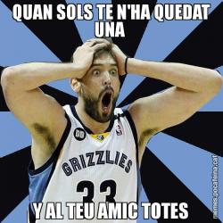 QUAN SOLS TE N'HA QUEDAT UNA  Y AL TEU AMIC TOTES