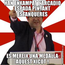 HAN ENXAMPAT L'ARCADIO ESPADA PINTANT ESTANQUERES ES MEREIX UNA MEDALLA AQUEST XICOT !