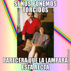 SI NOS PONEMOS TORCIDOS PARECERA QUE LA LAMPARA ESTÁ RECTA