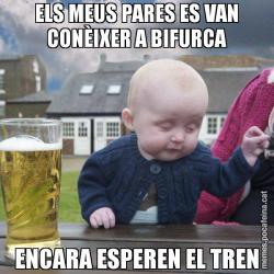 ELS MEUS PARES ES VAN CONÈIXER A BIFURCA ENCARA ESPEREN EL TREN