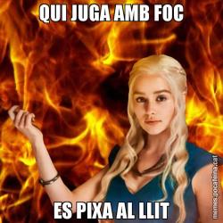 QUI JUGA AMB FOC ES PIXA AL LLIT