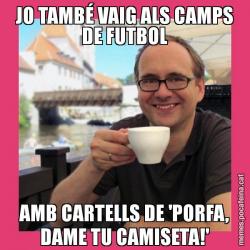 JO TAMBÉ VAIG ALS CAMPS DE FUTBOL AMB CARTELLS DE 'PORFA, DAME TU CAMISETA!'