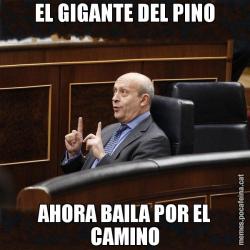 EL GIGANTE DEL PINO AHORA BAILA POR EL CAMINO