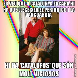 ES VEU QUE A CATALUNYA ENCARA HI HA QUE LLEGEIXEN EL PERIÓDICO I LA VANGUARDIA HI HA 'CATALUFOS' QUE SÓN MOLT VICIOSOS