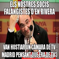 ELS NOSTRES SOCIS FALANGISTES D'EN RIVERA VAN HOSTIAR UN CÀMARA DE TV MADRID PENSANT QUE ERA DE TV3
