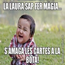 LA LAURA SAP FER MÀGIA... S'AMAGA LES CARTES A LA BOTA!