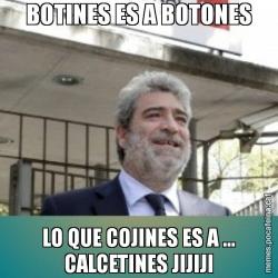 BOTINES ES A BOTONES LO QUE COJINES ES A ... CALCETINES JIJIJI