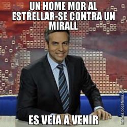 UN HOME MOR AL ESTRELLAR-SE CONTRA UN MIRALL ES VEIA A VENIR