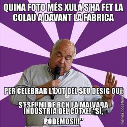 QUINA FOTO MÉS XULA S’HA FET LA COLAU A DAVANT LA FÀBRICA PER CELEBRAR L’ÈXIT DEL SEU DESIG QUE S’ESFUMI DE BCN LA MALVADA INDÚSTRIA DEL COTXE! “SÍ, PODEMOS!!!”