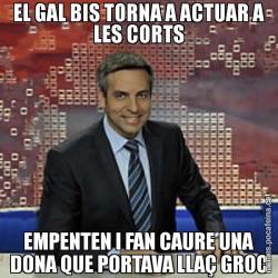 EL GAL BIS TORNA A ACTUAR A LES CORTS EMPENTEN I FAN CAURE UNA DONA QUE PORTAVA LLAÇ GROC