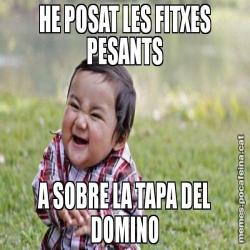 HE POSAT LES FITXES PESANTS A SOBRE LA TAPA DEL DOMINO