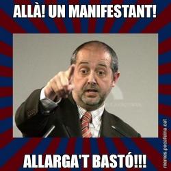 ALLÀ! UN MANIFESTANT! ALLARGA'T BASTÓ!!!