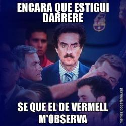 ENCARA QUE ESTIGUI DARRERE SE QUE EL DE VERMELL M'OBSERVA