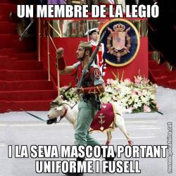 UN MEMBRE DE LA LEGIÓ I LA SEVA MASCOTA PORTANT UNIFORME I FUSELL