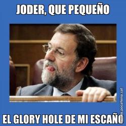 JODER, QUE PEQUEÑO EL GLORY HOLE DE MI ESCAÑO