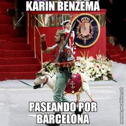 KARIN BENZEMA PASEANDO POR BARCELONA