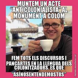 MUNTEM UN ACTE “ANTICOLONIALISTA” AL MONUMENT A COLOM FEM TOTS ELS DISCURSOS I PANCARTES EN LA LLENGUA DELS COLONITZADORS. ÉS QUE “ASÍNOSENTENDEMOSTÓS”