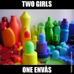 TWO GIRLS ONE ENVÀS