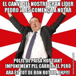 EL CANVI DEL NOSTRE GRAN LÍDER PEDRO JA ES COMENÇA A NOTAR POLIS DE PAISÀ HOSTIANT IMPUNEMENT PEL CARRER. EI, PERÒ ARA ÉS TOT DE BON ROTLLO, EH?!!!