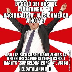 L’ACCIÓ DEL NOSTRE AJUNTAMENT “NO NACIONALISTA” JA ES COMENÇA A NOTAR: ARA LES BOTIGUES DE SOUVENIRS JA VENEN LES SAMARRETES, JERSEIS I IMANTS “BARCELONA, ESPAÑA”. VISCA EL CATALANICIDI!