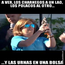 A VER, LOS CHARNEGOS A UN LAO, LOS POLACOS AL OTRO... ...Y LAS URNAS EN UNA BOLSA