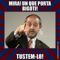 MIRA! UN QUE PORTA BIGOTI! TUSTEM-LO!