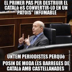 EL PRIMER PAS PER DESTRUIR EL CATALà éS CONVERTIR-LO EN UN "PATOIS" INFUMABLE UNTEM PERIODISTES PERQUè POSIN DE MODA LES BARREGES DE CATALà AMB CASTELLANADES