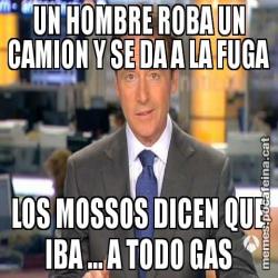 UN HOMBRE ROBA UN CAMION Y SE DA A LA FUGA LOS MOSSOS DICEN QUE IBA ... A TODO GAS
