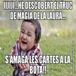 JIJIJI...HE DESCOBERT EL TRUC DE MÀGIA DE LA LAURA... S'AMAGA LES CARTES A LA BOTA!!