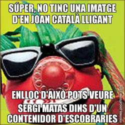 SÚPER, NO TINC UNA IMATGE D'EN JOAN CATALÀ LLIGANT ENLLOC D'AIXÒ POTS VEURE SERGI MATAS DINS D'UN CONTENIDOR D'ESCOBRARIES
