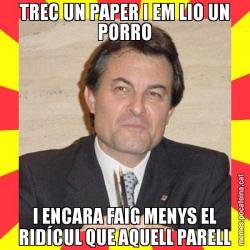 TREC UN PAPER I EM LIO UN PORRO I ENCARA FAIG MENYS EL RIDÍCUL QUE AQUELL PARELL