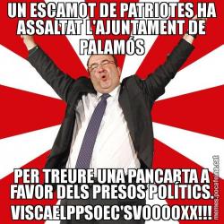UN ESCAMOT DE PATRIOTES HA ASSALTAT L'AJUNTAMENT DE PALAMÓS PER TREURE UNA PANCARTA A FAVOR DELS PRESOS POLÍTICS. VISCAELPPSOEC'SVOOOOXX!!!