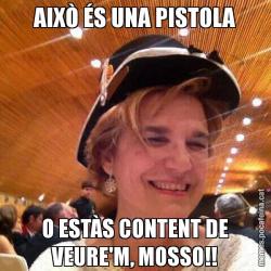 AIXÒ ÉS UNA PISTOLA O ESTÀS CONTENT DE VEURE'M, MOSSO!!