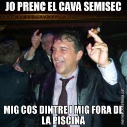JO PRENC EL CAVA SEMISEC MIG COS DINTRE I MIG FORA DE LA PISCINA