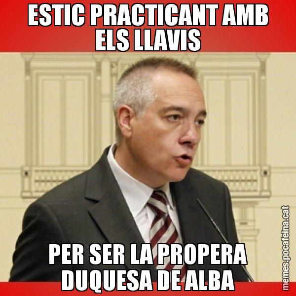 ESTIC PRACTICANT AMB ELS LLAVIS PER SER LA PROPERA DUQUESA DE ALBA - Pere Navarro