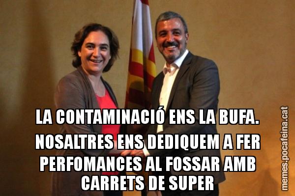 LA CONTAMINACIÓ ENS LA BUFA. NOSALTRES ENS DEDIQUEM A FER PERFOMANCES AL FOSSAR AMB CARRETS DE SUPER