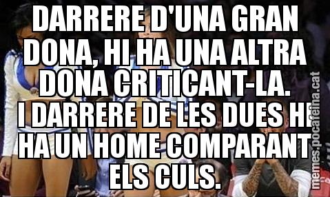 DARRERE D'UNA GRAN DONA, HI HA UNA ALTRA DONA CRITICANT-LA. I DARRERE DE LES DUES HI HA UN HOME COMPARANT ELS CULS.