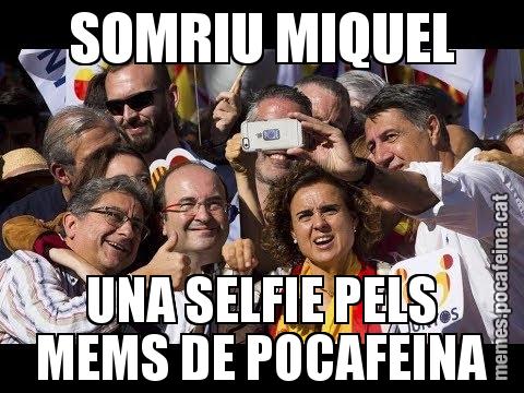 SOMRIU MIQUEL UNA SELFIE PELS MEMS DE POCAFEINA