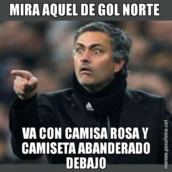 MIRA AQUEL DE GOL NORTE  VA CON CAMISA ROSA Y CAMISETA ABANDERADO DEBAJO - Mourinho